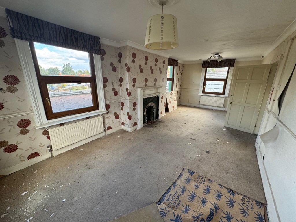 Lot: 48 - PUBLIC HOUSE AND UPPER PARTS WITH POTENTIAL - First floor living room